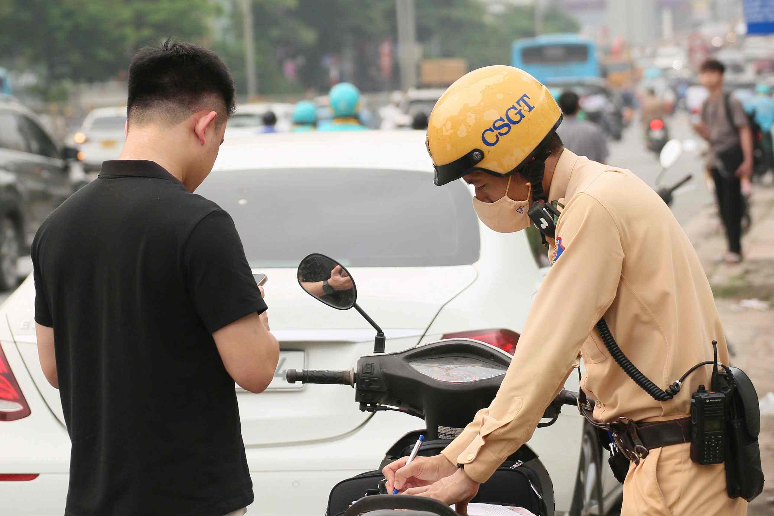 Lực lượng chức năng sẽ tăng cường xử lý hành vi dừng đỗ phương tiện sai quy định, không có vùng cấm, không ngoại lệ. Ảnh: Tiến Ngô