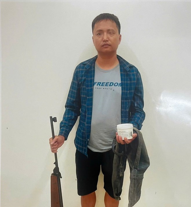 Khởi tố đối tượng tàng trữ trái phép vũ khí quân dụng