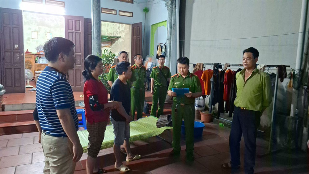 Cơ quan Cảnh sát điều tra Công an tỉnh Lào Cai thi hành quyết định khám xét nơi sản xuất giá đỗ của Chu Thị Hòa