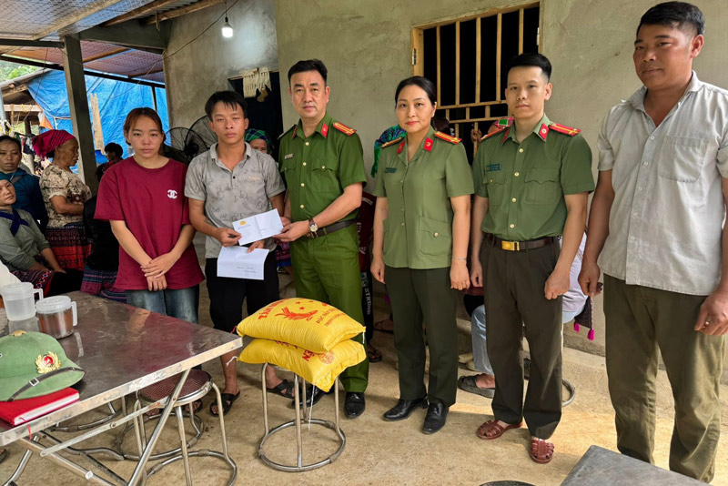 Lực lượng chức năng trao hỗ trợ gia đình nạn nhân. Ảnh: Công an xã Xuân Quang