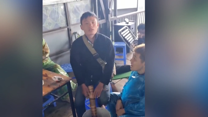 Một lái xe hút thuốc lào vào buổi sáng trong lúc nghỉ chân. Ảnh: NVCC