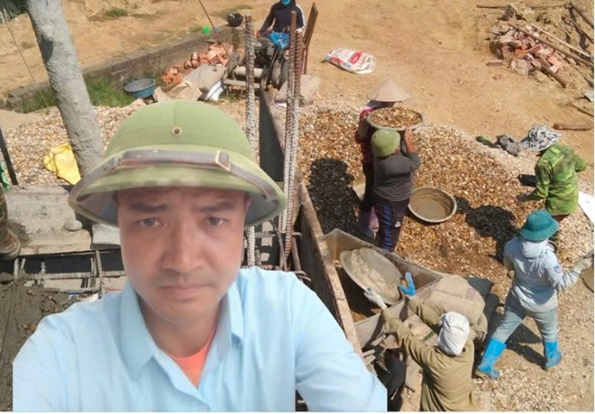 Gần 20 tháng không lương, thầy đi phụ hồ, cô về bán giò chả