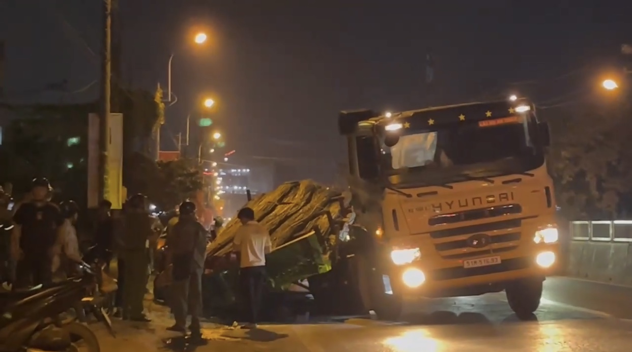 Nhiều bó thép trên xe đầu kéo rơi xuống đè xe máy chạy cùng chiều bẹp dúm- Ảnh 1.