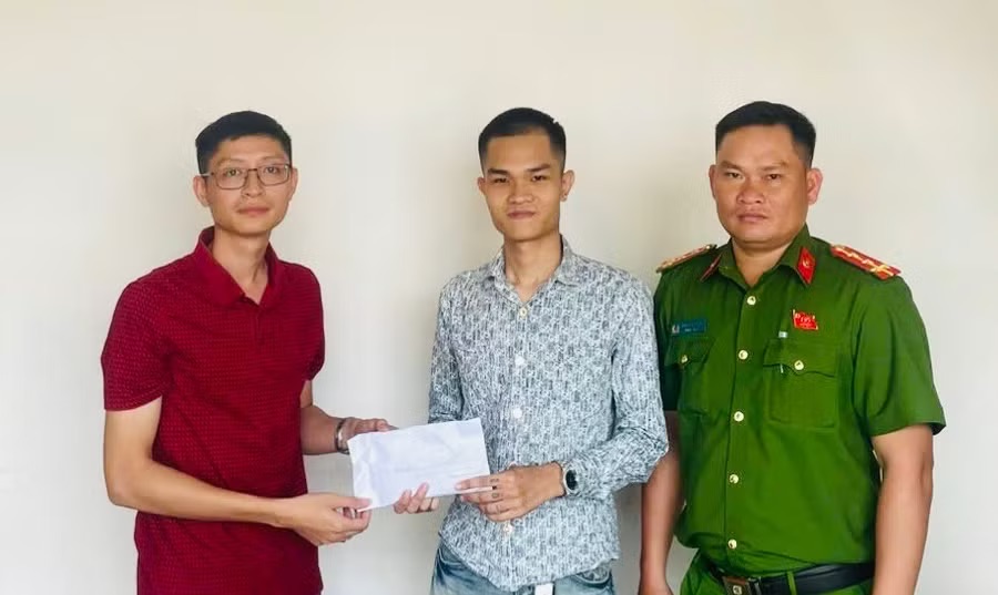 Phát hiện gần 57 triệu đồng “bỏ quên” tại trụ ATM, chàng trai giao nộp công an - Ảnh 1.