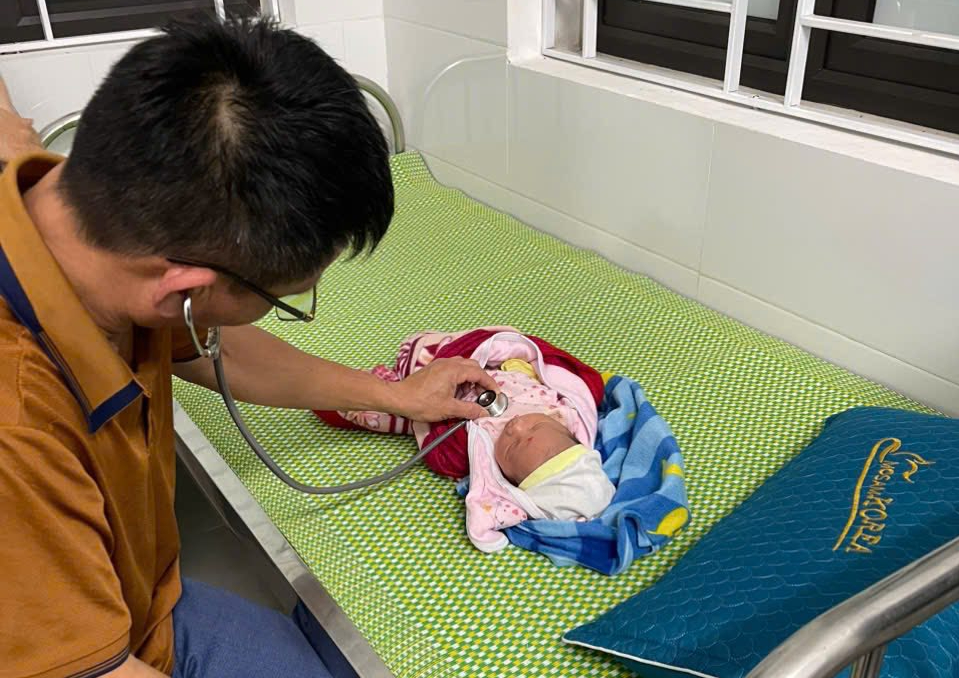 Bé trai sơ sinh bị bỏ rơi trong đêm bên cầu, mẹ để lại thư và 600.000 đồng - Ảnh 2.