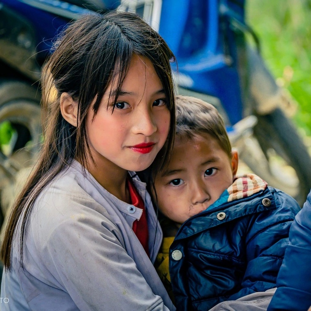 Bé gái người Mông ở Sơn La gây sốt vì gương mặt xinh đẹp mộc mạc - 4