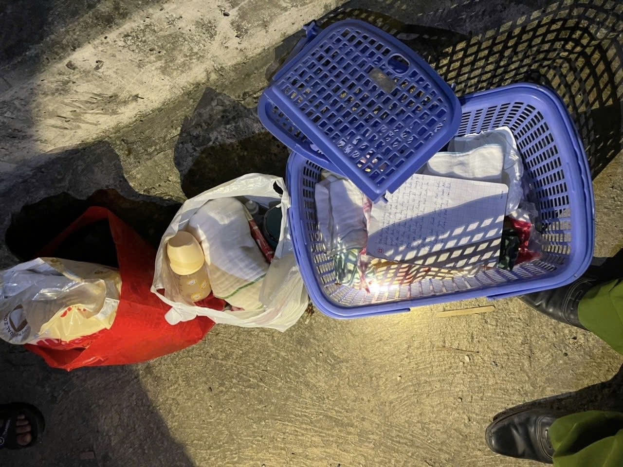 Bé trai sơ sinh bị bỏ rơi trong đêm bên cầu, mẹ để lại thư và 600.000 đồng - Ảnh 1.