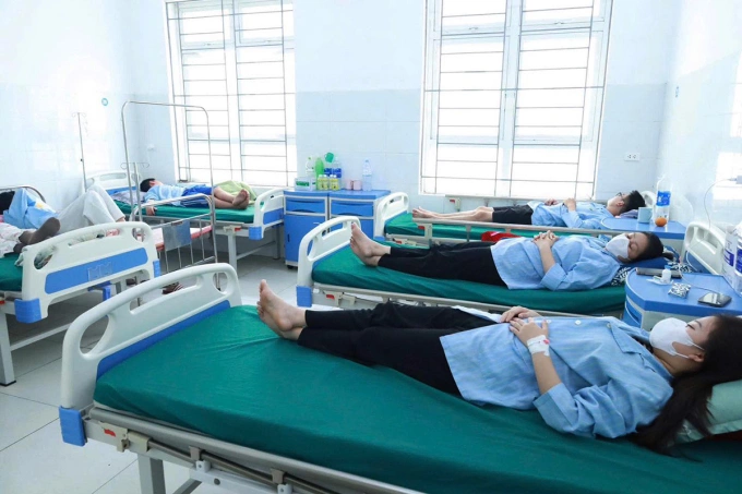 Bệnh nhân ngộ độc điều trị tại Bệnh viện Đa khoa Diễn Châu hôm 21/4. Ảnh: Hùng Lê