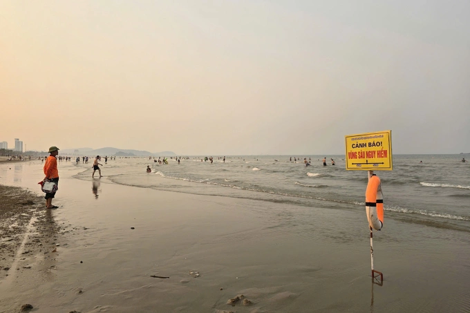 Biển Cửa Lò, chiều 11/4. Ảnh: Đức Hùng