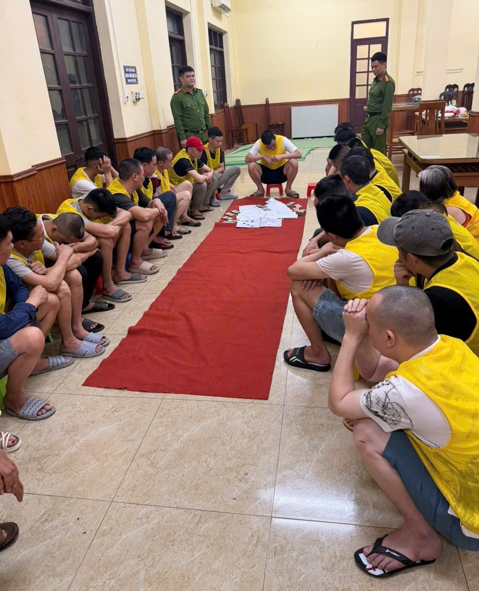 Các đối tượng đánh bạc cùng tang vật