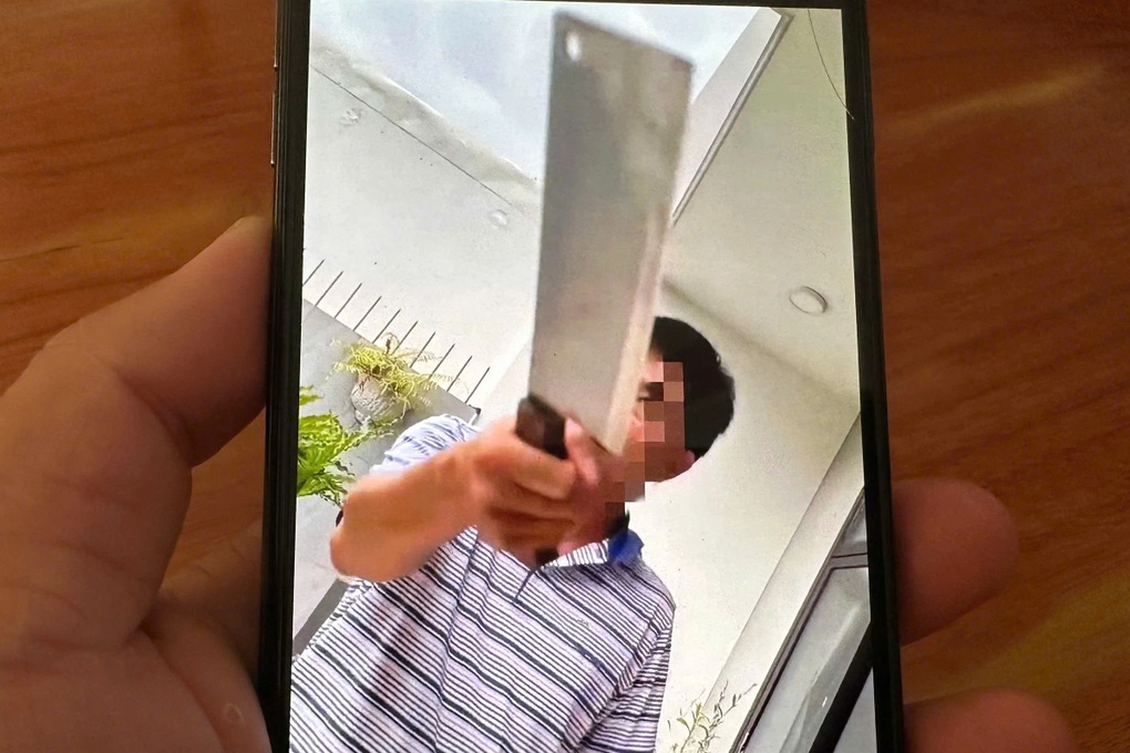 Chủ nhà cầm dao đe dọa thợ sửa khóa ở TPHCM - 1