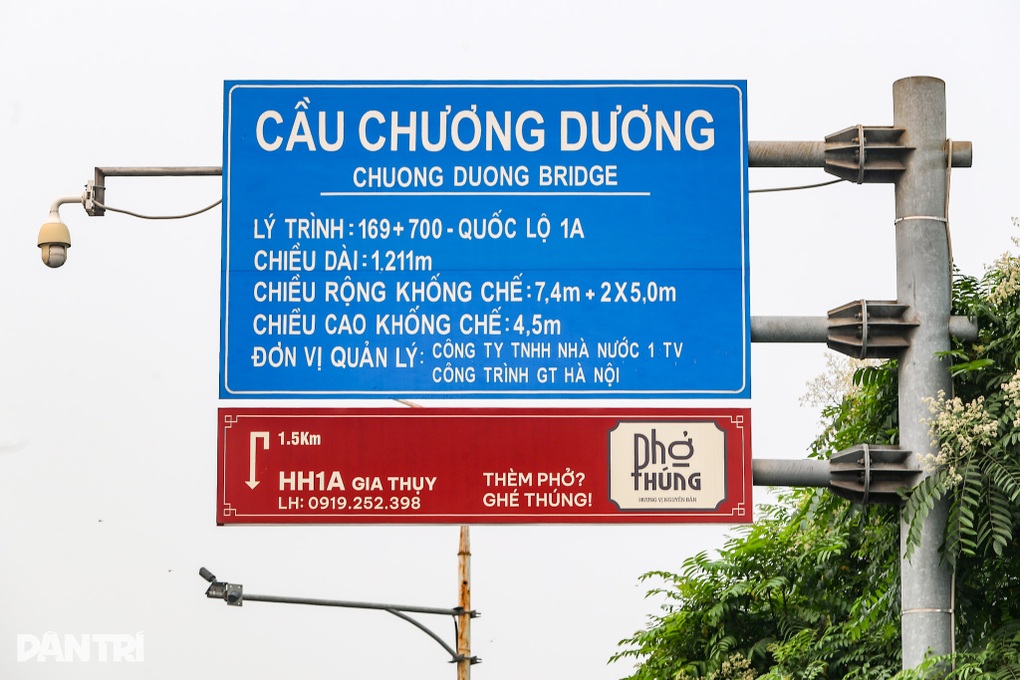 Hà Nội: “Mượn hơi” biển báo giao thông trên cầu Chương Dương để quảng cáo - 2