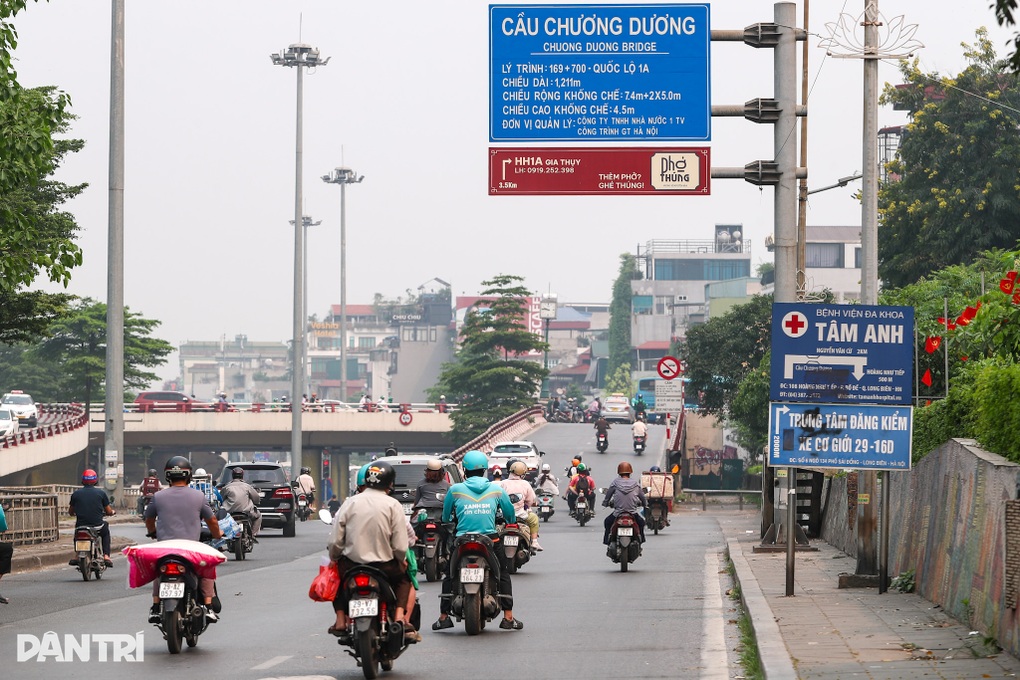 Hà Nội: “Mượn hơi” biển báo giao thông trên cầu Chương Dương để quảng cáo - 1
