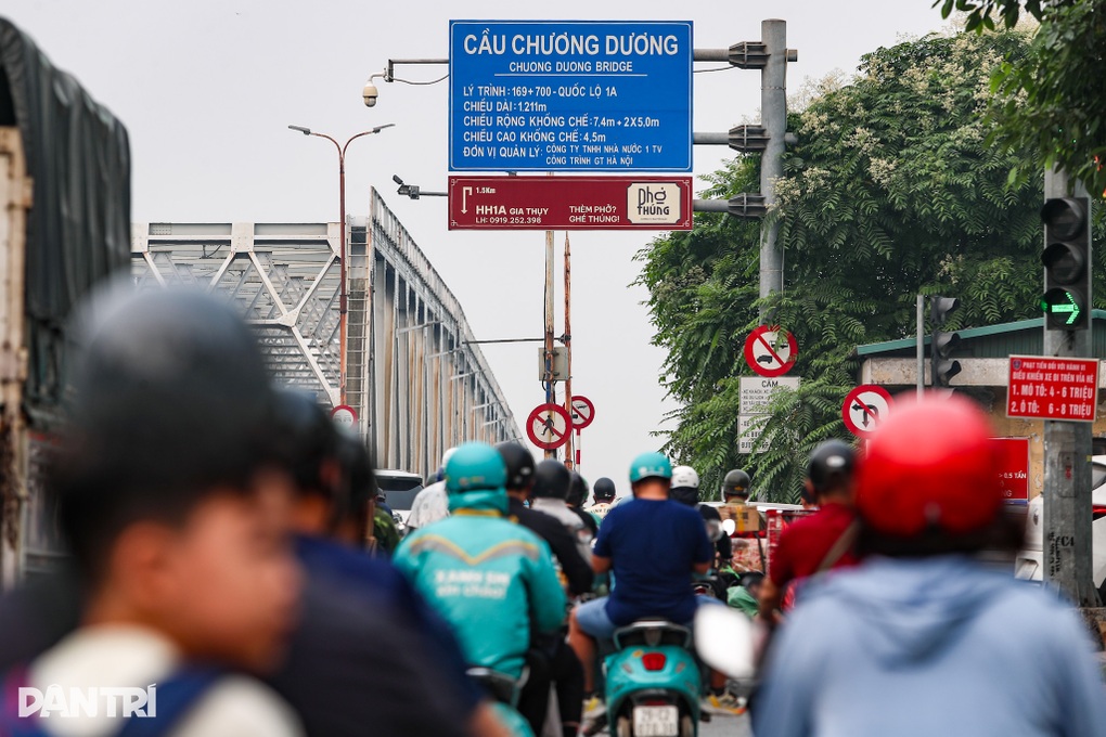 Hà Nội: “Mượn hơi” biển báo giao thông trên cầu Chương Dương để quảng cáo - 3