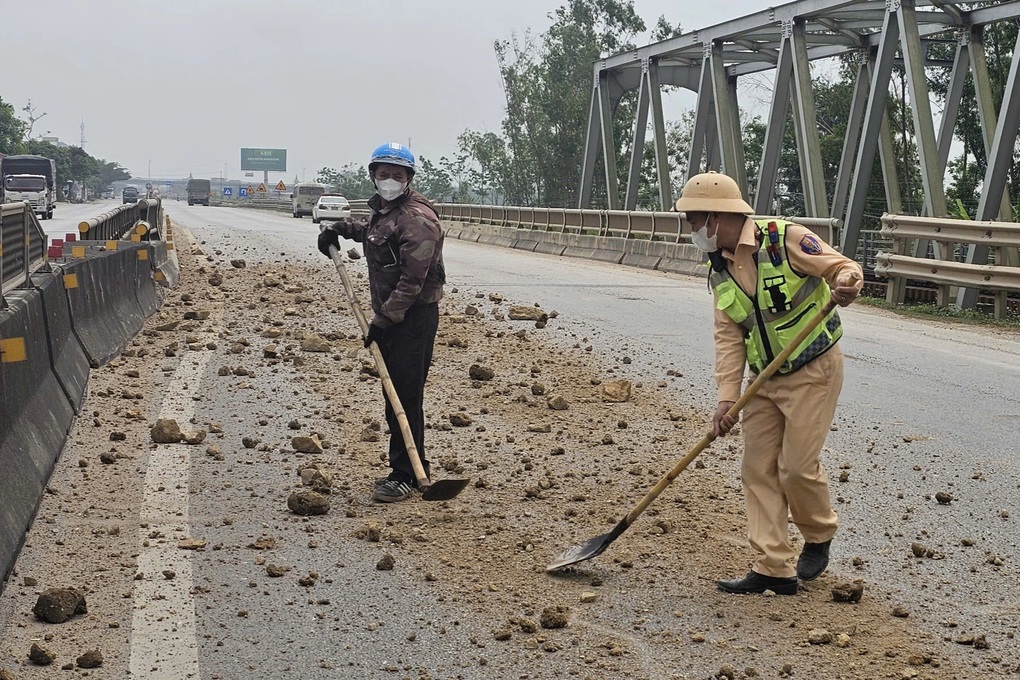 CSGT quét dọn đất đá rơi vãi trên quốc lộ - 1