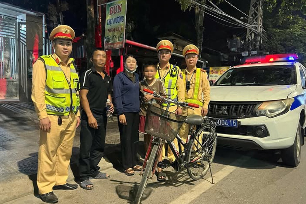 Bé trai đạp xe đi lạc hơn 80km giữa đêm khuya - 1 Bé trai đạp xe đi lạc hơn 80km giữa đêm khuya - 1