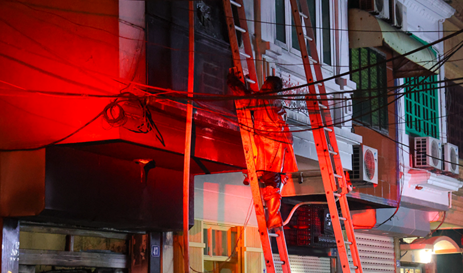 Cháy nhà 5 tầng trong đêm ở Hà Nội, kịp thời cứu 5 người mắc kẹt- Ảnh 1. Cháy nhà 5 tầng trong đêm ở Hà Nội, kịp thời cứu 5 người mắc kẹt- Ảnh 1.