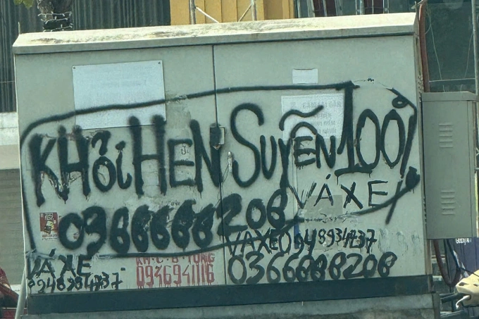 Hộp đựng cáp ở Nghệ An bị Sơn xịt sơn quảng cáo thuốc hen suyễn. Ảnh: Công an cung cấp