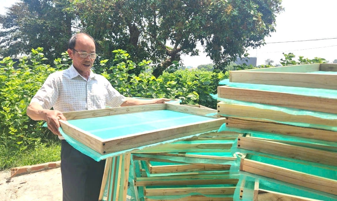 Ông Thủy chuẩn bị vật tư cho tằm làm kén. Ảnh: ĐL. Ông Thủy chuẩn bị vật tư cho tằm làm kén. Ảnh: ĐL.