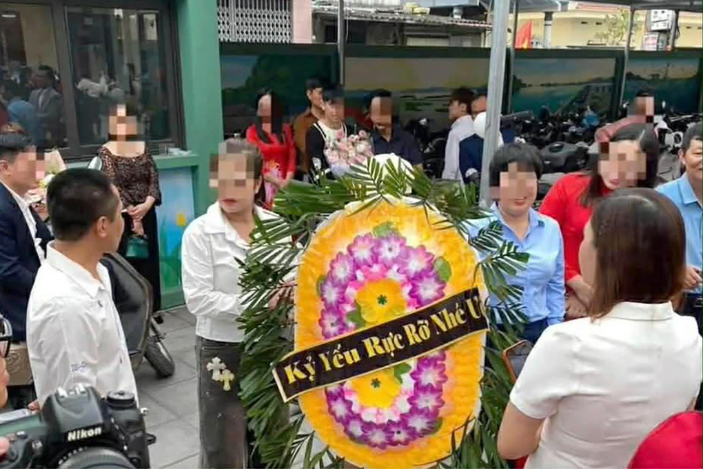 Chụp ảnh kỷ yếu với vòng hoa, ăn mặc phản cảm: Suy nghĩ lệch lạc, nên cấm! - 1