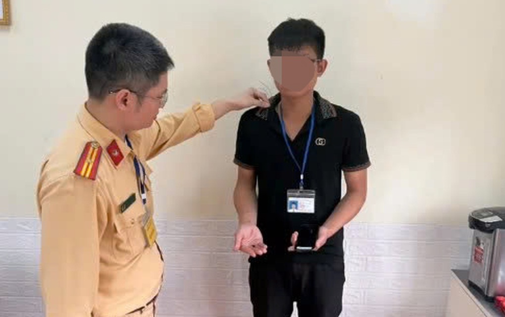 Thí sinh dùng tai nghe siêu nhỏ để gian lận khi thi sát hạch lái xe - 1