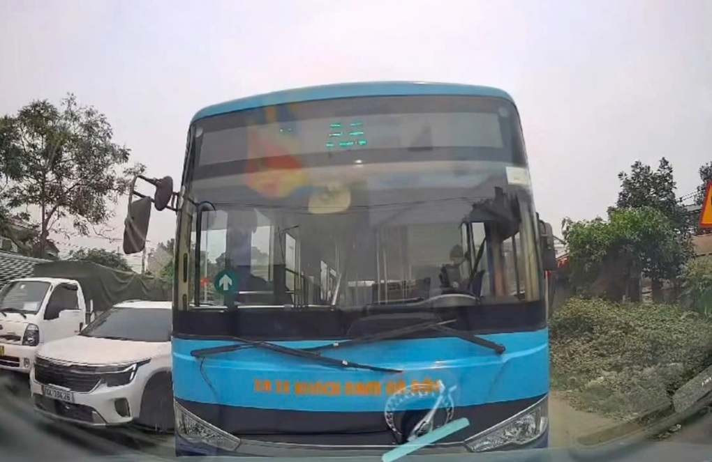 Tài xế xe buýt vượt ẩu, còn thi gan với ô tô đi đúng làn đường - 2