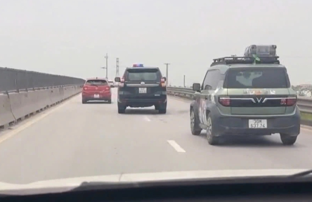 Xác minh clip Land Cruiser biển trắng hú còi, đèn ưu tiên trên cao tốc - 1