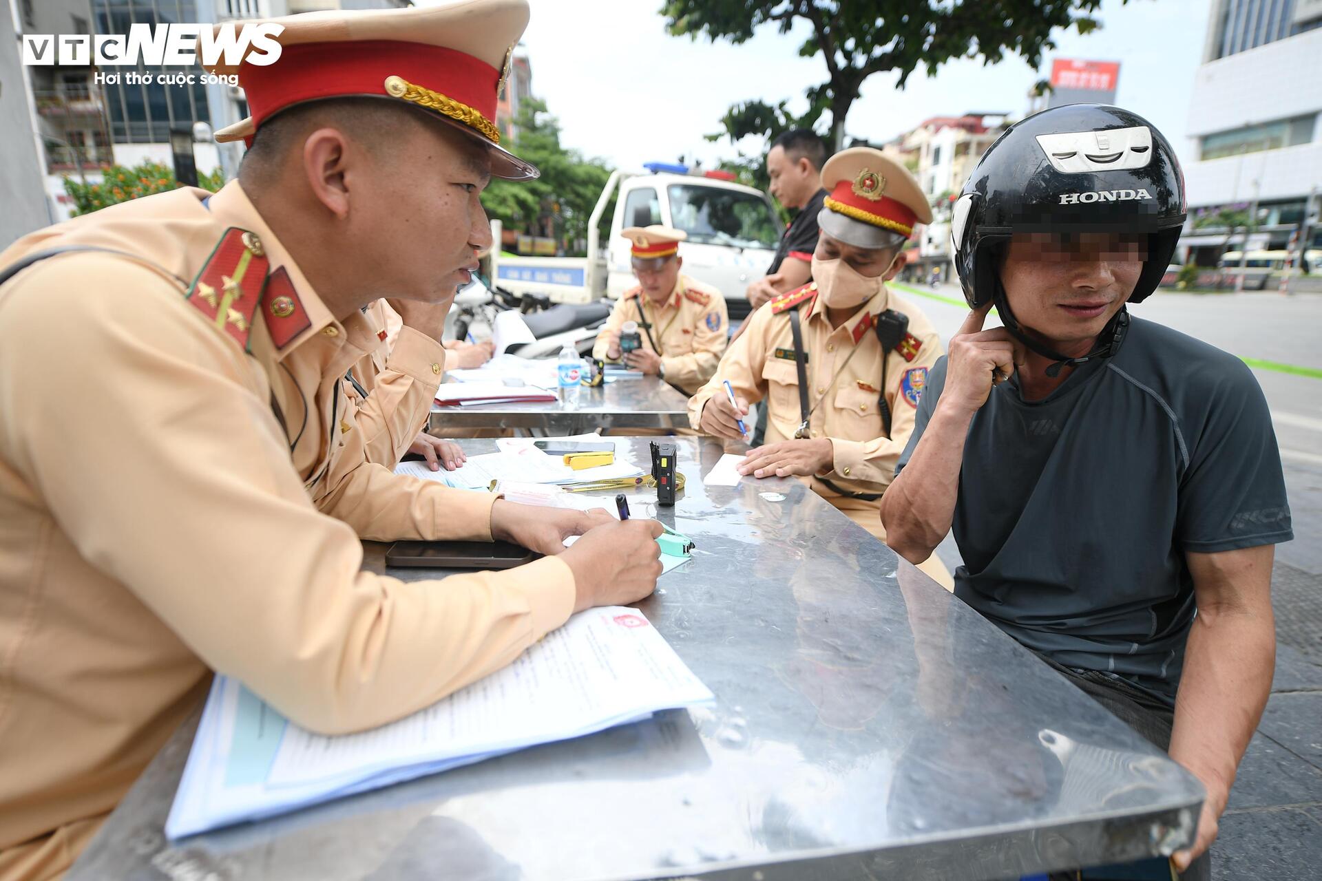 Uống 1 lon bia, người đàn ông ở Hà Nội đi xe đạp ra đường bị xử phạt - 10