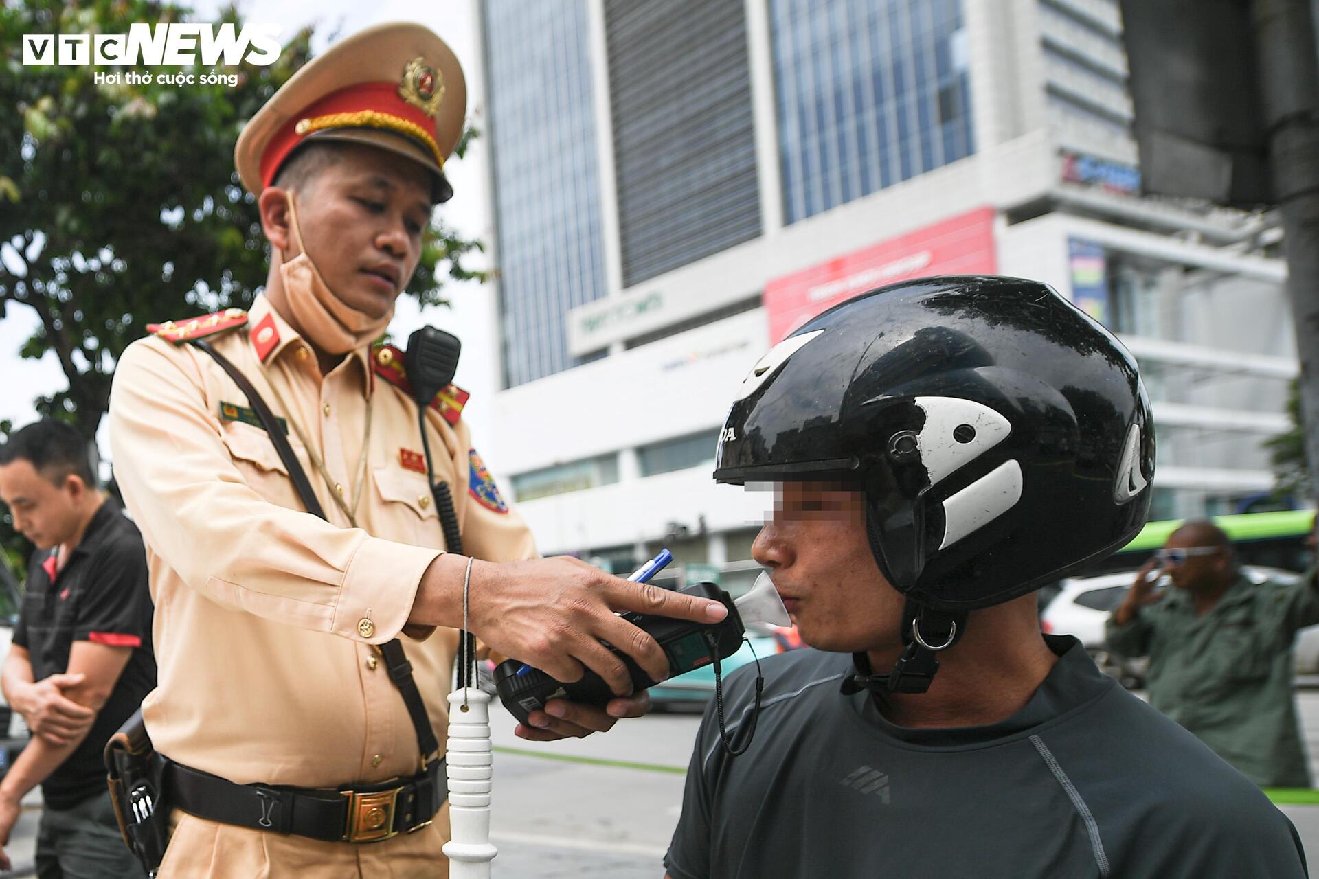 Uống 1 lon bia, người đàn ông ở Hà Nội đi xe đạp ra đường bị xử phạt - 11