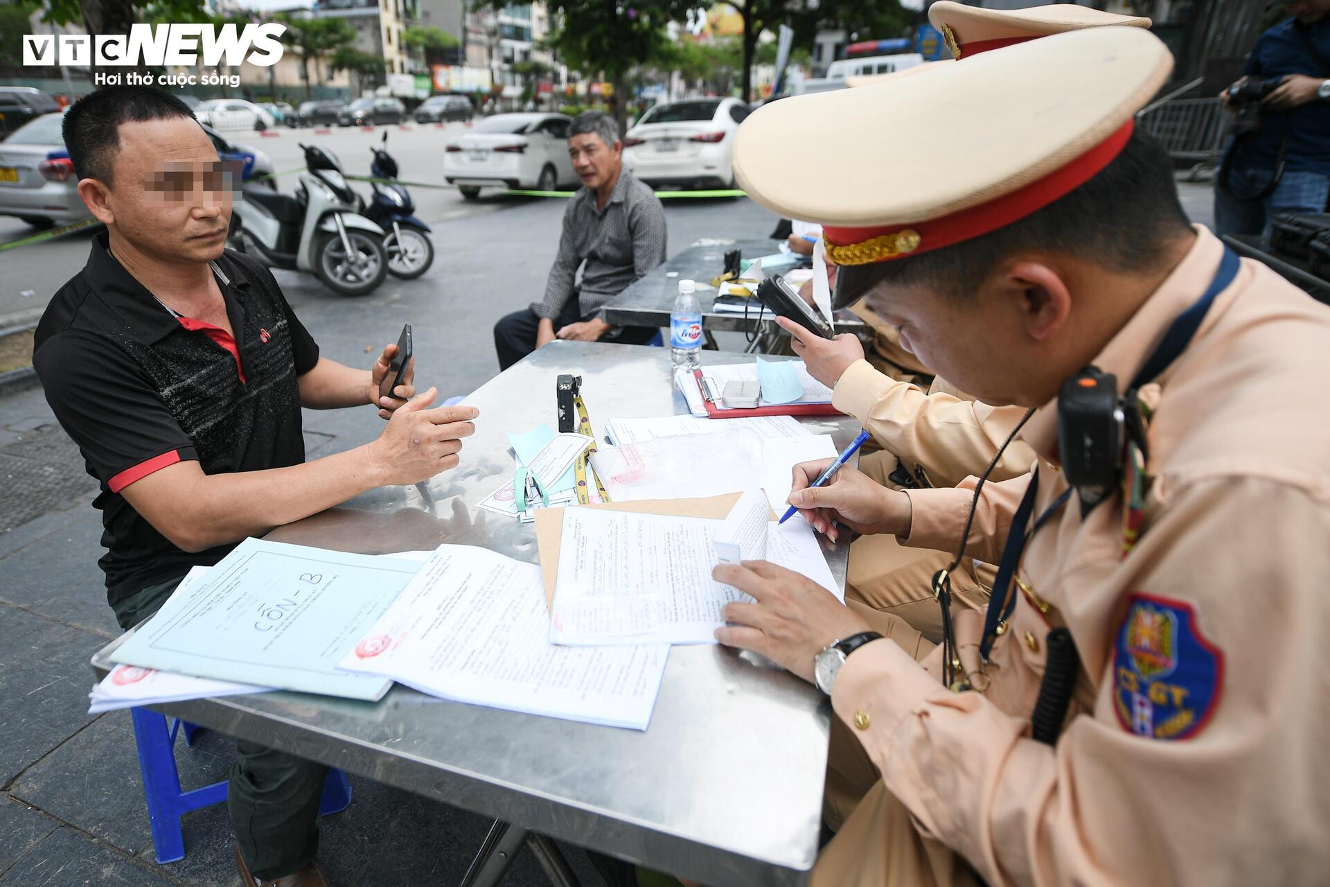 Uống 1 lon bia, người đàn ông ở Hà Nội đi xe đạp ra đường bị xử phạt - 13