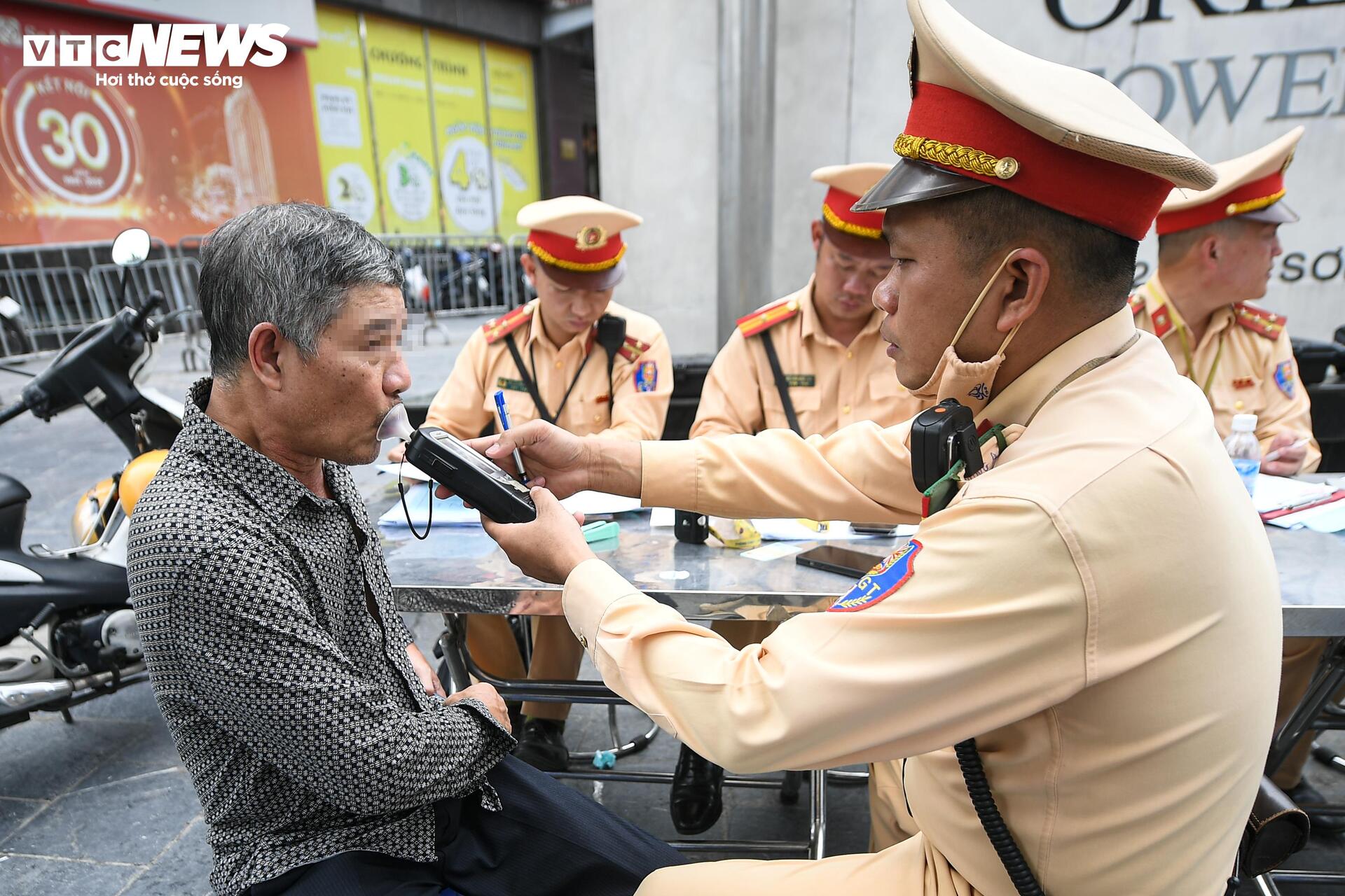 Uống 1 lon bia, người đàn ông ở Hà Nội đi xe đạp ra đường bị xử phạt - 12