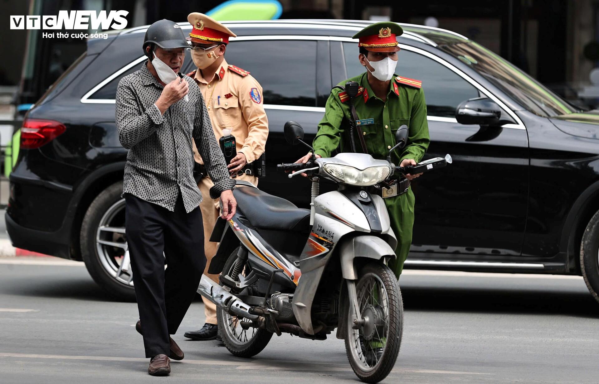 Uống 1 lon bia, người đàn ông ở Hà Nội đi xe đạp ra đường bị xử phạt - 3