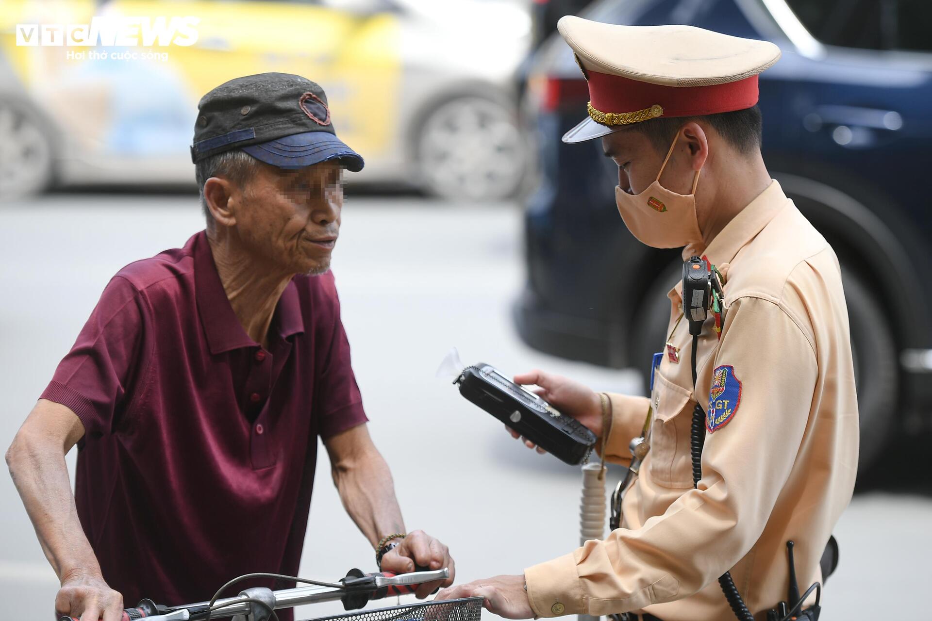 Uống 1 lon bia, người đàn ông ở Hà Nội đi xe đạp ra đường bị xử phạt - 4