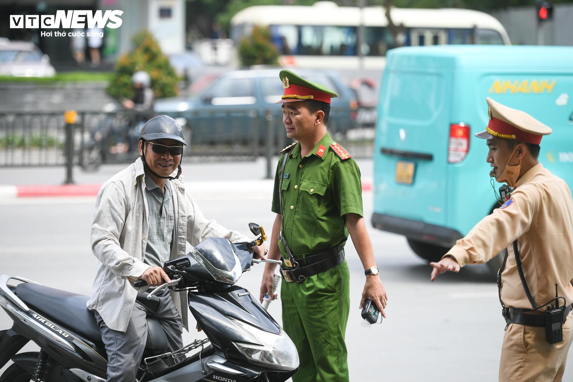 Uống 1 lon bia, người đàn ông ở Hà Nội đi xe đạp ra đường bị xử phạt - 14