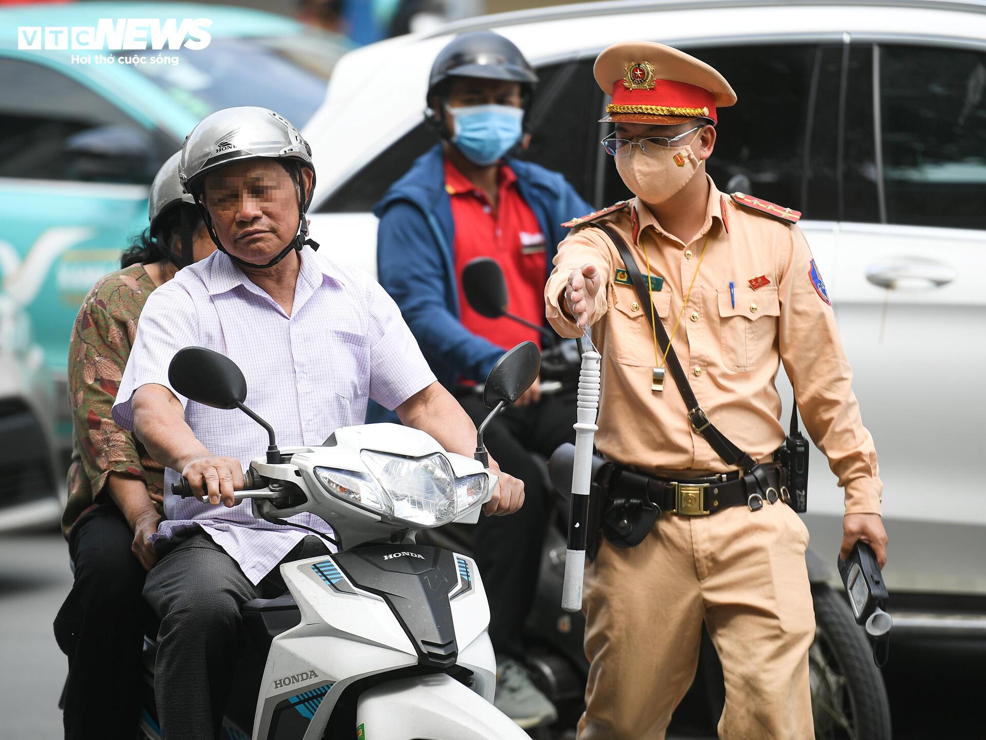 Uống 1 lon bia, người đàn ông ở Hà Nội đi xe đạp ra đường bị xử phạt - 2