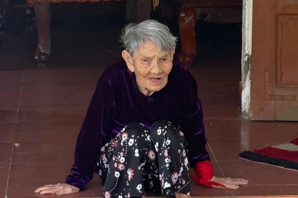 Cụ bà 92 tuổi đánh chết con rắn sau khi bị cắn vào tay - 1