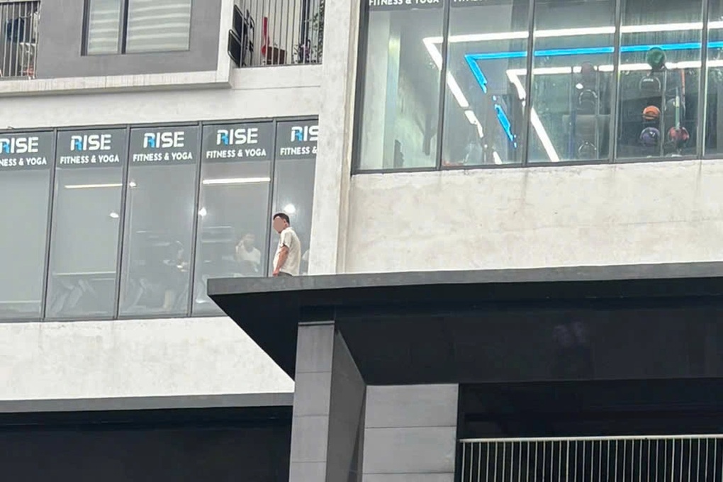 Cảnh sát giải cứu người đàn ông đứng ở mái tầng 5 chung cư Hà Nội - 1