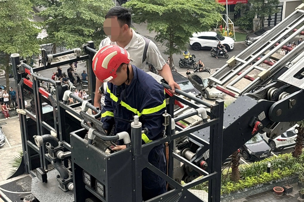 Cảnh sát giải cứu người đàn ông đứng ở mái tầng 5 chung cư Hà Nội - 2