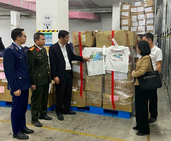 Lực lượng chức năng tiến hành niêm phong tang vật vi phạm. (Ảnh Công an tỉnh Ninh Bình)