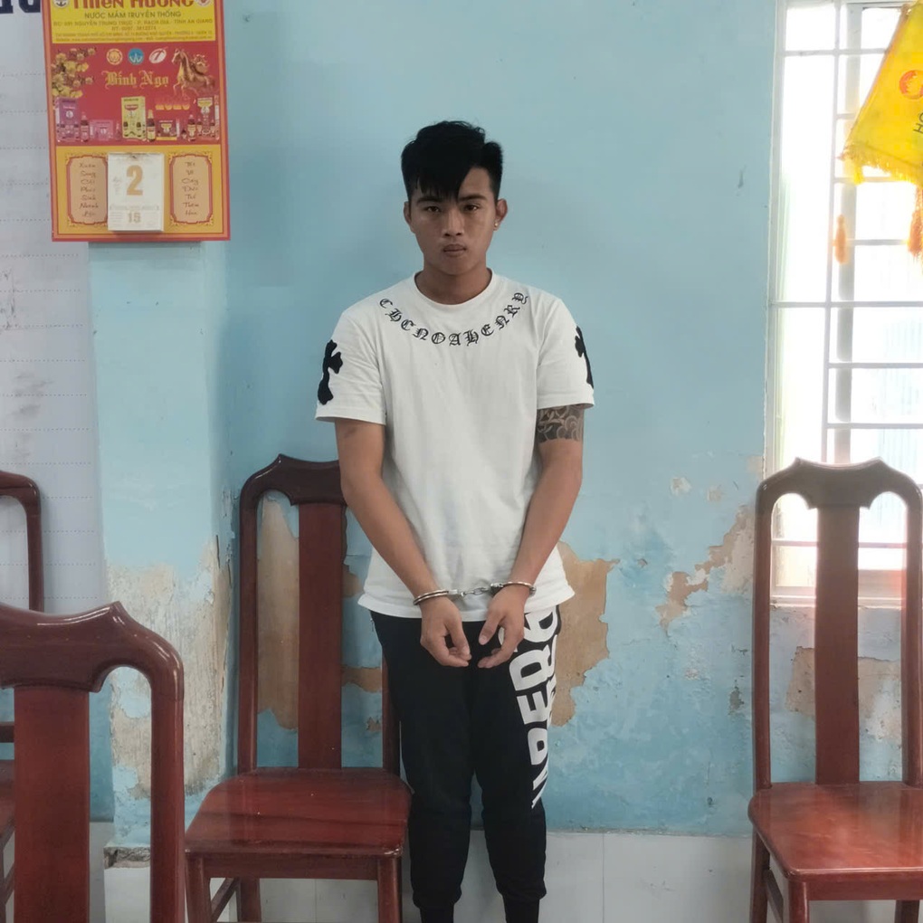 Bắt tạm giam đối tượng dâm ô 15 học sinh - 1