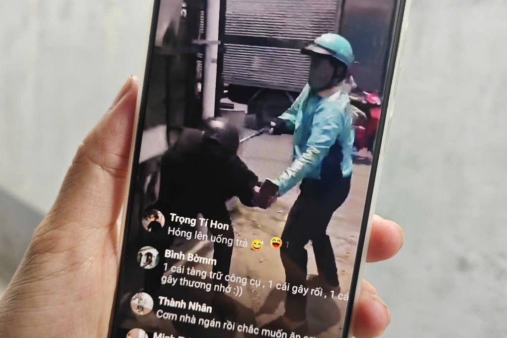 Tài xế xe ôm dùng gậy 3 khúc đánh người giữa đường ở TPHCM - 1