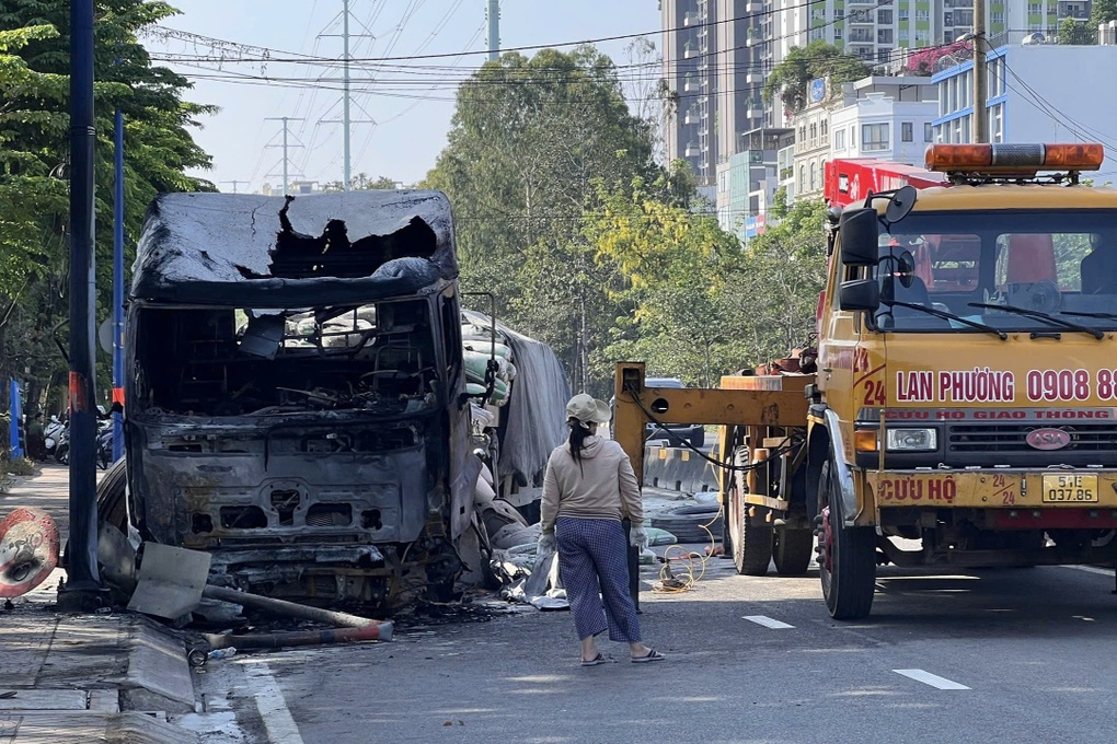Xe đầu kéo bốc cháy ngùn ngụt trên đường ở TPHCM - 2
