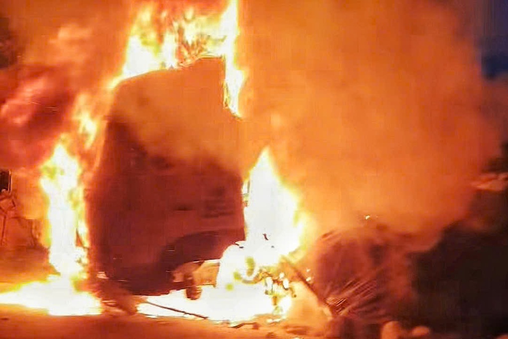 Xe đầu kéo bốc cháy ngùn ngụt trên đường ở TPHCM - 1