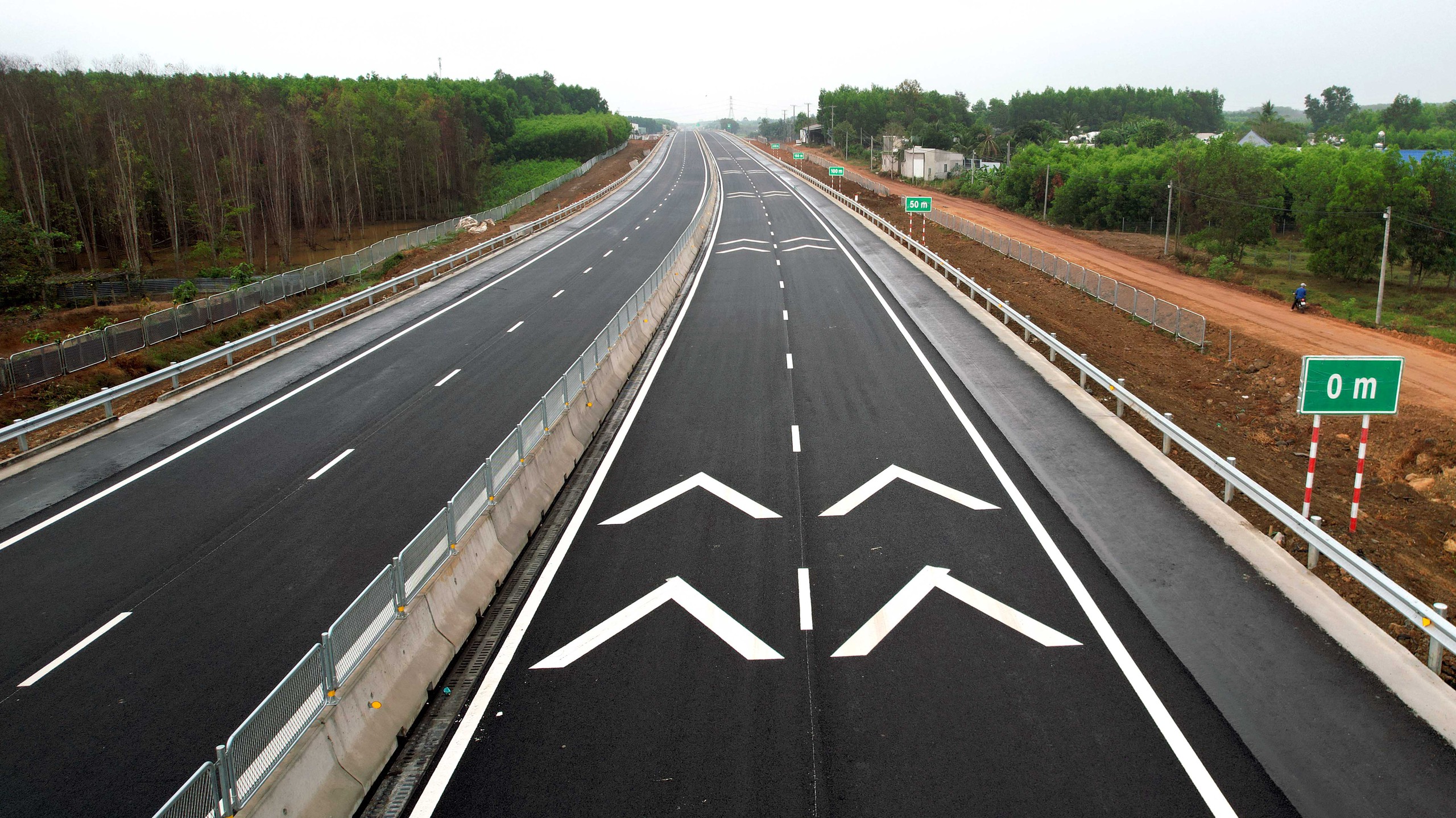 Cao tốc Biên Hòa - Vũng Tàu khai thác tạm trước 30-4: Chỉ cho ô tô con dưới 9 chỗ đi vào - Ảnh 1.