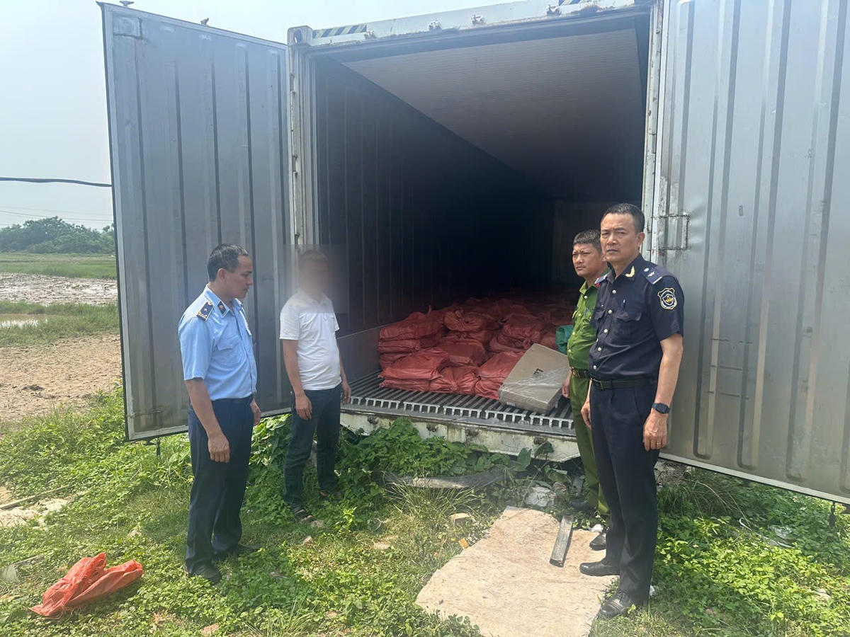 Khám kho lạnh chứa 3.300 kg cánh gà đông lạnh không rõ nguồn gốc, xuất xứ.