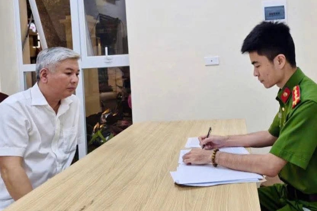 Tạm giữ hình sự tài xế Mercedes hành hung người sau va chạm - 1