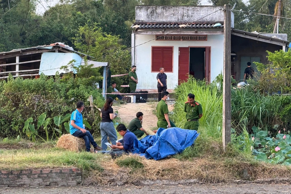 Vụ nhiều thi thể cháy trong căn nhà cấp 4: Nghi do người bà phóng hỏa tự tử - 1 Vụ nhiều thi thể cháy trong căn nhà cấp 4: Nghi do người bà phóng hỏa tự tử - 1
