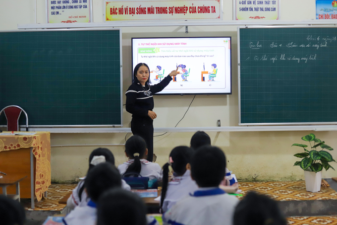 Giáo viên và học sinh trường Tiểu học Hưng Lợi, xã Lam Thành, tỉnh Nghệ An, tháng 10/2025. Ảnh: Đức Hùng