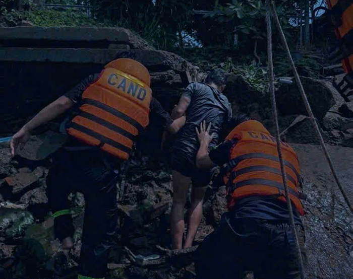 Cán bộ chiến sỹ Đội Cảnh sát PCCC&CNCH trên sông đưa nạn nhân lên bờ