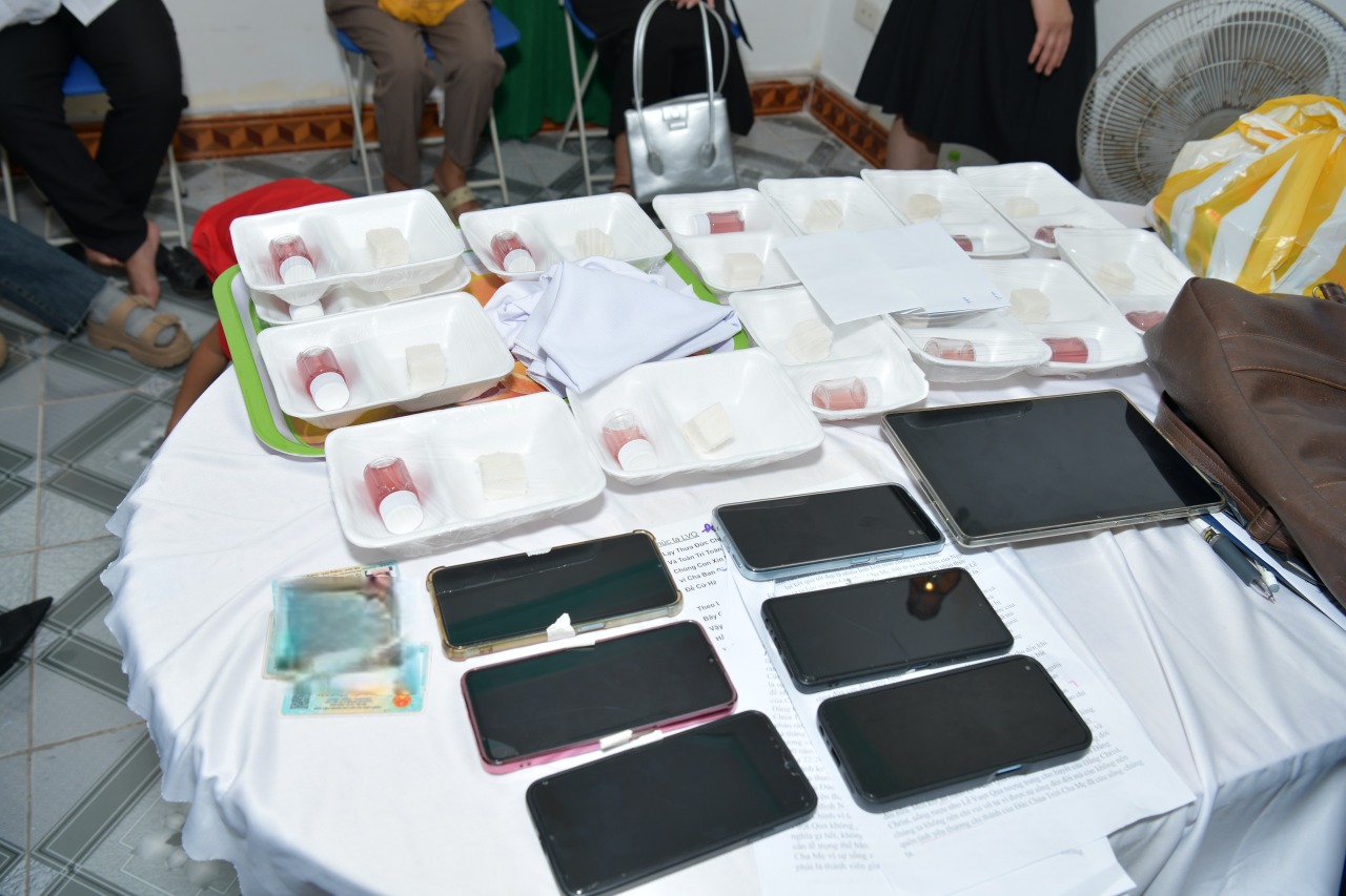 Quảng Trị: Xử lý kẻ cầm đầu, triệt xoá 8 điểm nhóm 'Hội thánh của Đức Chúa Trời Mẹ' - Ảnh 2.